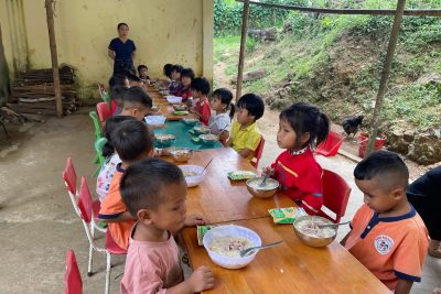 Hội anh em nhóm thiện nguyện Quảng Ngãi tặng quà và nấu ăn trưa cho học sinh Thôn Cưa trường Mẫu giáo Trà Hiệp